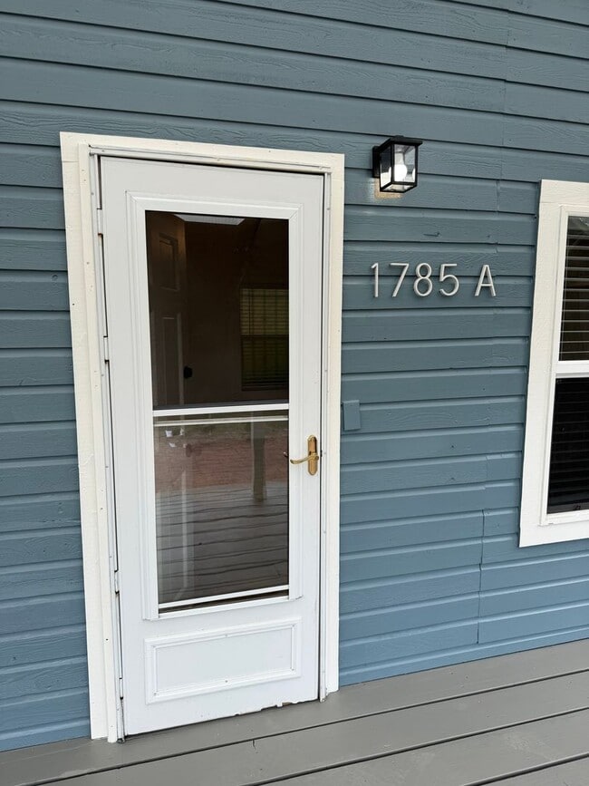 Building Photo - Luxury 2 bedroom 1 bath duplex in a great neighborhood!