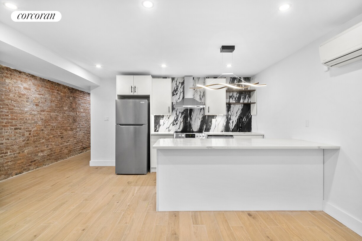 Primary Photo - 869 Montgomery St