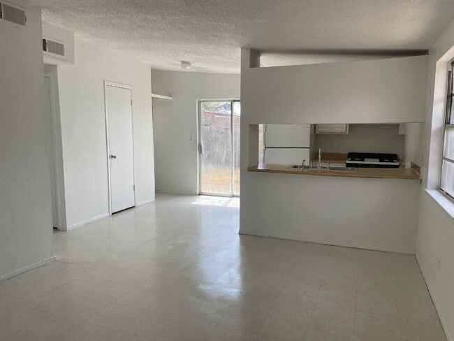Building Photo - 8153 Saint Andrew AptC