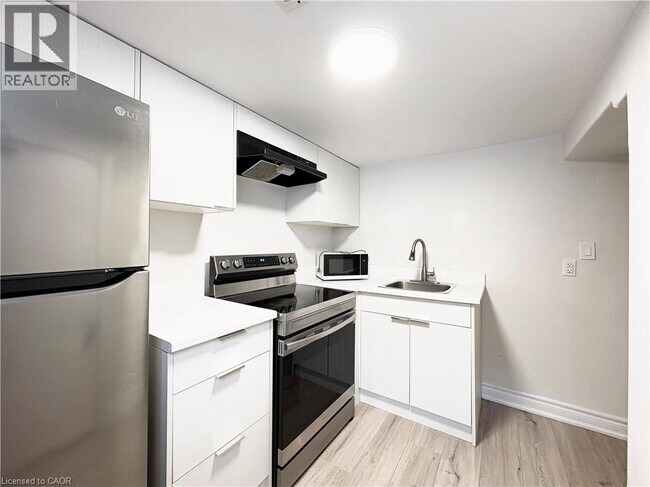 Building Photo - 76 William St