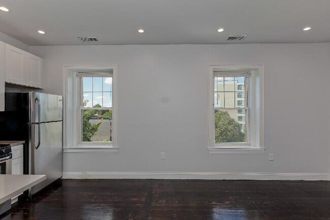 Building Photo - HOT MISSION HILL LISTING!!!!