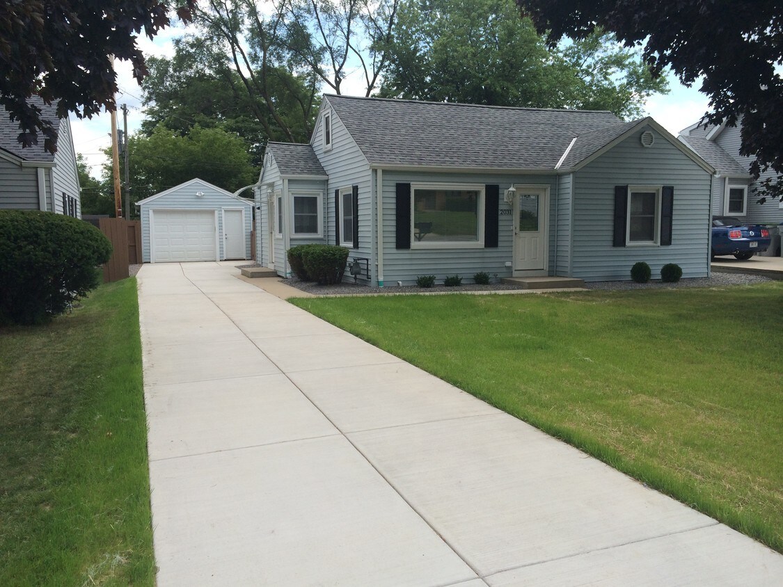 2031 W Alvina Ave, Milwaukee, WI 53221 House for Rent in Milwaukee