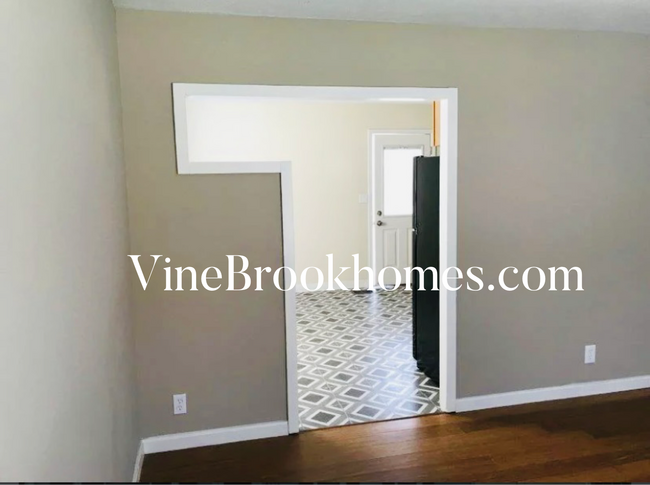 Building Photo - 4325 Beechmont Dr