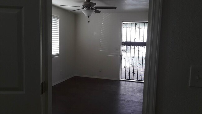 Foto del edificio - 664 S McBride Ave