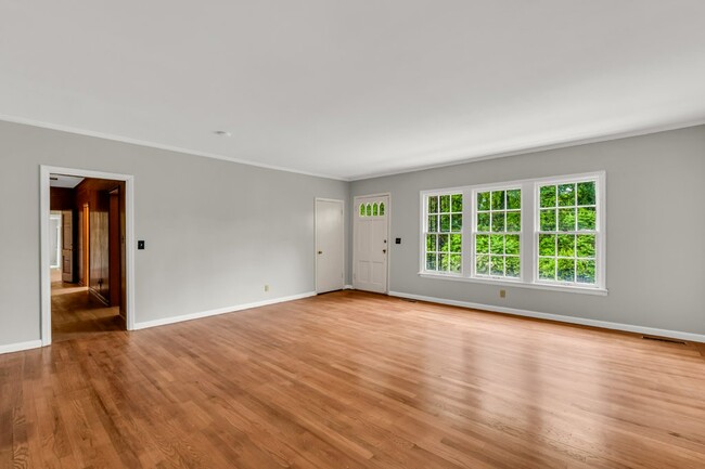 Building Photo - 905 8th Ave N