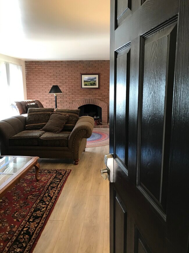 Foto del edificio - 1409 E Murphys Ln