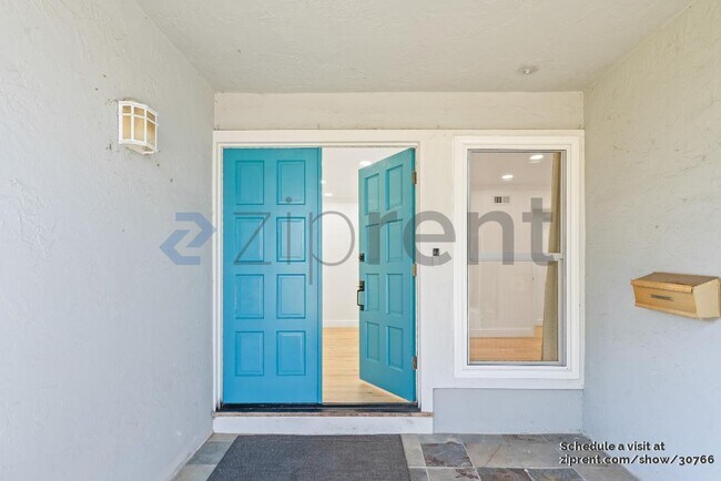 Building Photo - 2658 Plaza Claveles