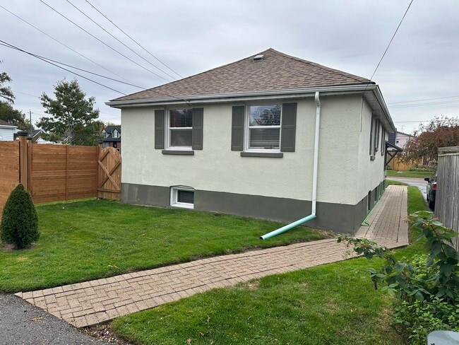 Building Photo - Comfortable Living Layout (2 Bed, 1 Bath)
