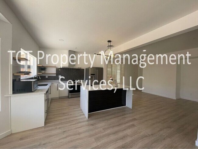 Foto del edificio - Stunning 4 Bedroom with Desert View!