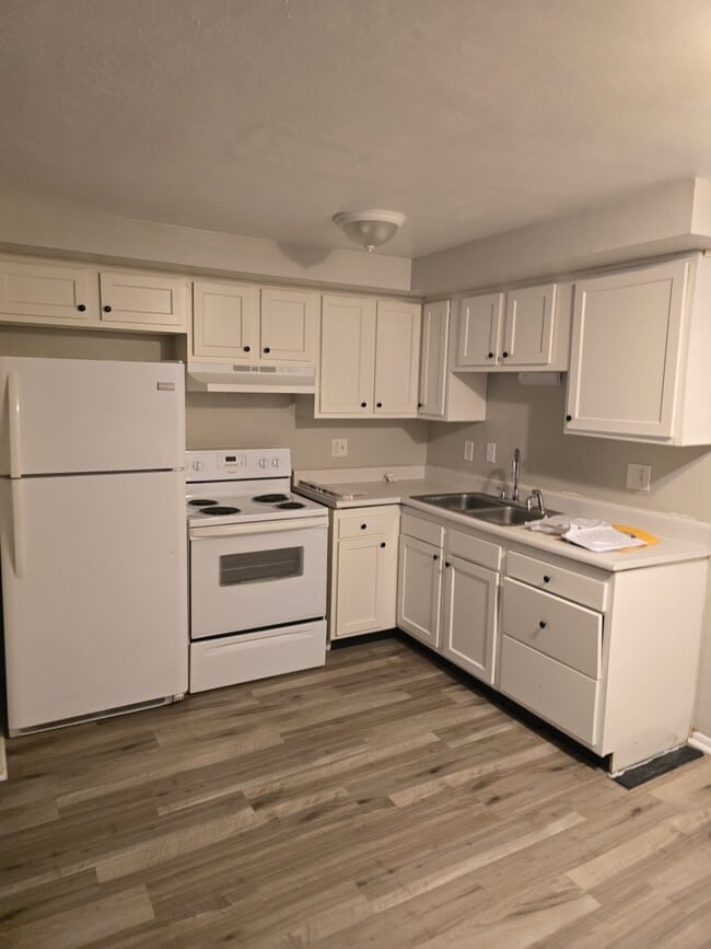 Building Photo - 4644 Burkhardt Ave