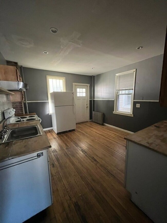 Building Photo - 3 bedroom 1 bathroom