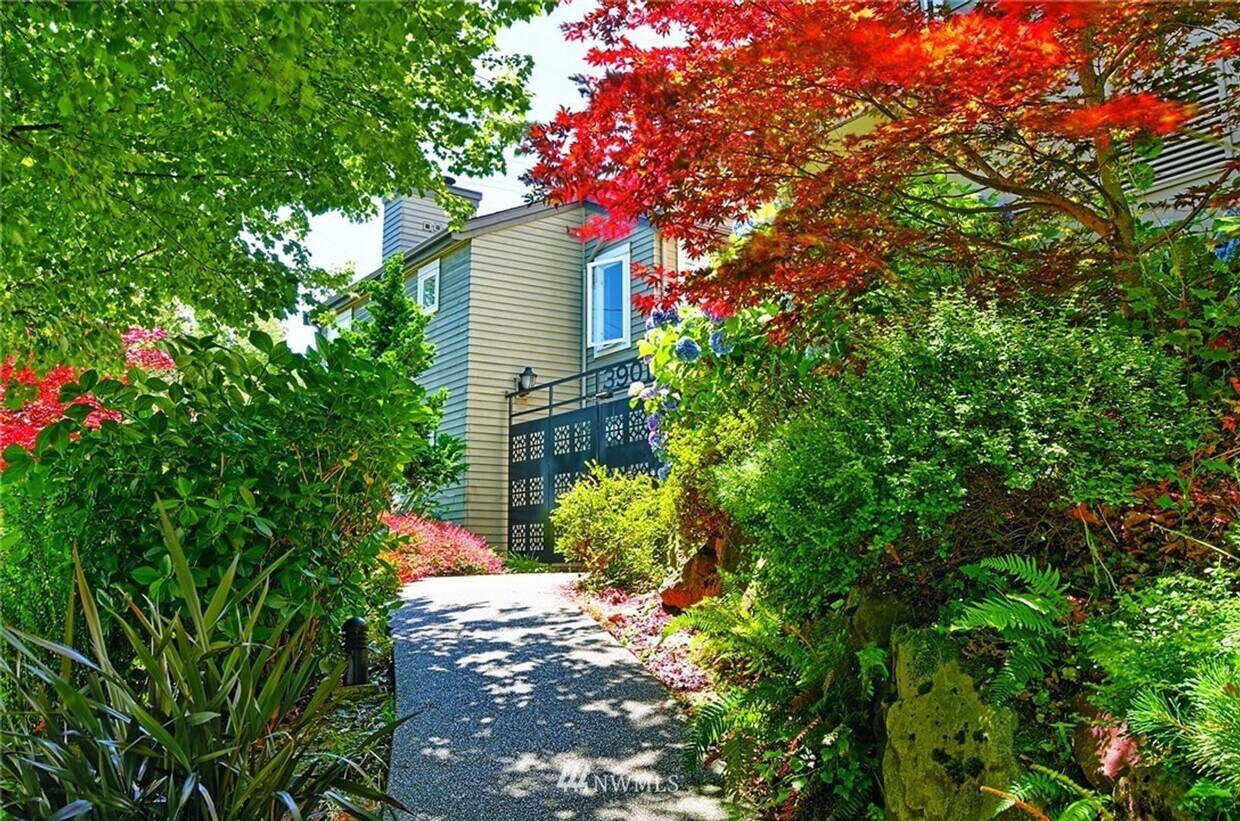 Foto principal - Fremont – Updated 2 Bedroom / 1 Bath Condo...