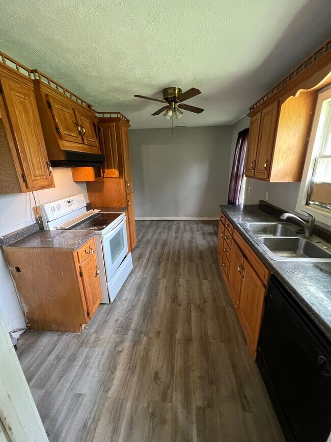 Building Photo - 3 Bedroom/ 1.5 Bath in Rogersville Availab...