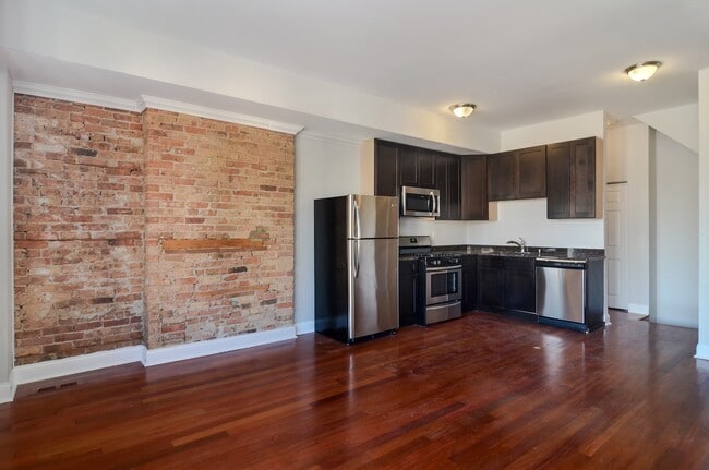 Building Photo - 3143 W Warren Blvd