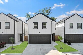 Building Photo - 1071 St Clair St