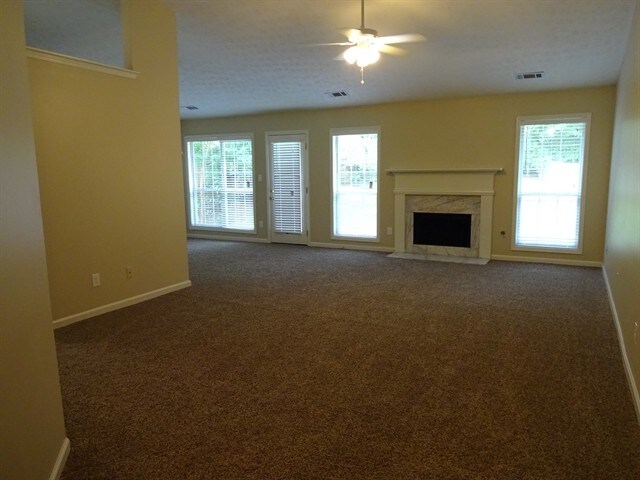 Building Photo - 460 Sunnyside Drive
