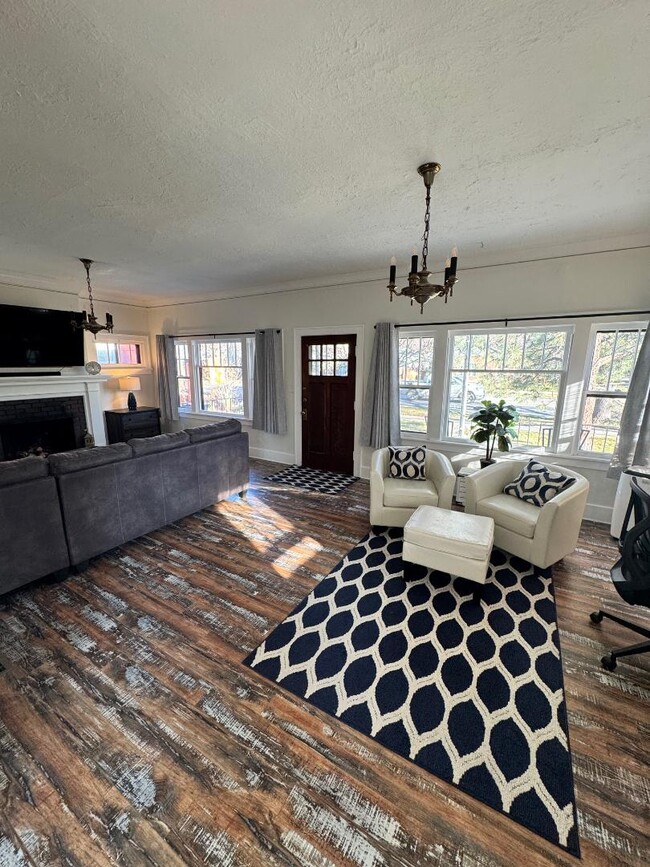 Building Photo - 2201 W State St