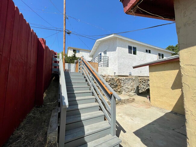 Building Photo - 322 Southlook Ave