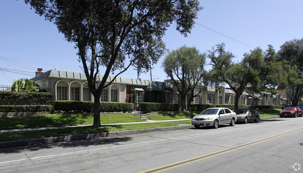 Building Photo - 1759-1773 W Glenoaks Ave