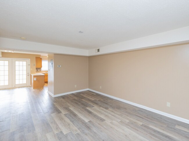 Building Photo - 2-Bedroom Townhome-Style Condo Near Wester...