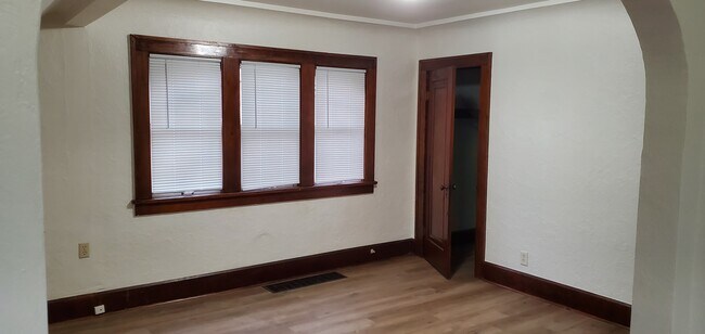 Living Room & Closet - 1423 Isabelle Ave