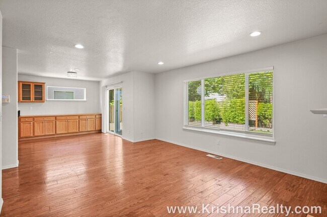 Building Photo - Beautiful 4 Bedrm 3 Bath Single Family Hom...