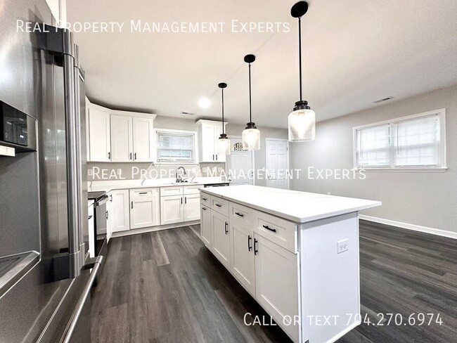 Photo - 2000 St John St House