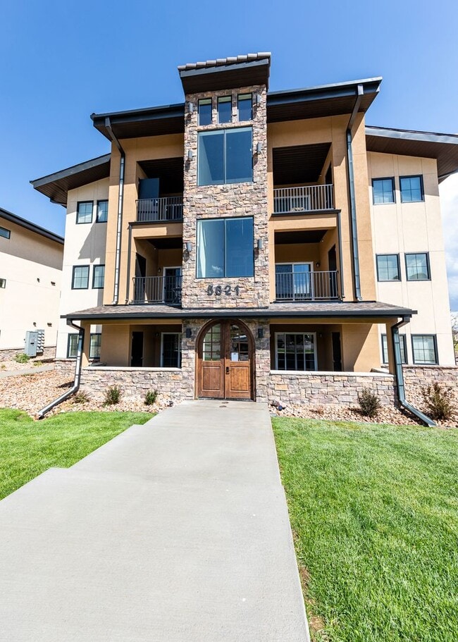 Building Photo - Fully Furnished 2 bedroom Apartment with g...