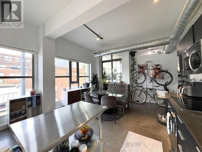 Photo du bâtiment - 625 Queen St E