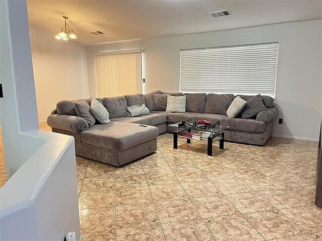 Building Photo - Bakersfield Best Home