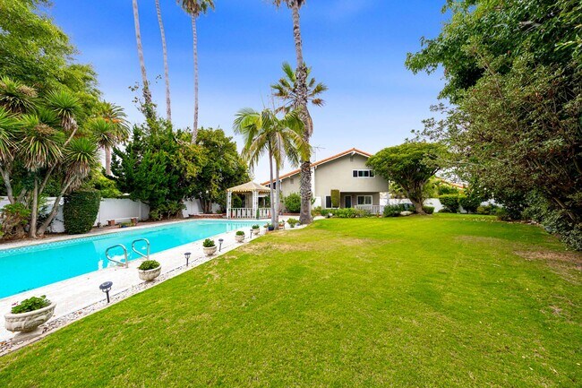 Foto del edificio - 4 bed 3 bath POOL on HUGE Lot!