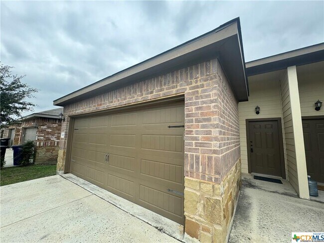 Building Photo - 2609 Pahmeyer Rd