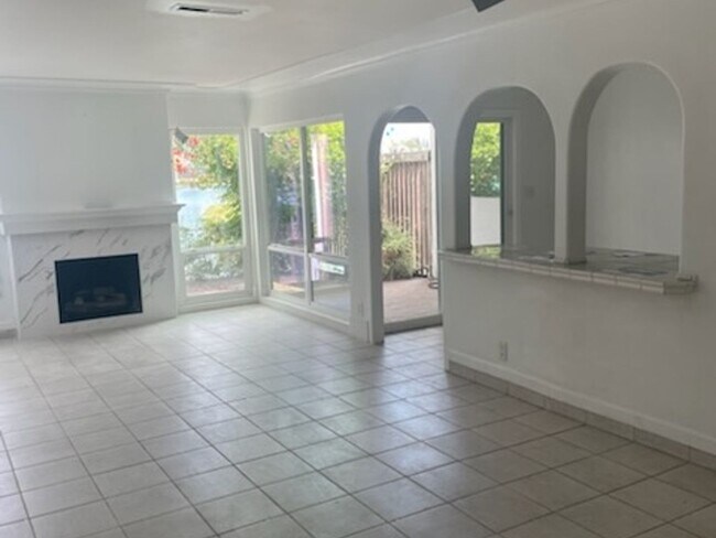 Building Photo - 2 Bedroom Townhome in Stockton