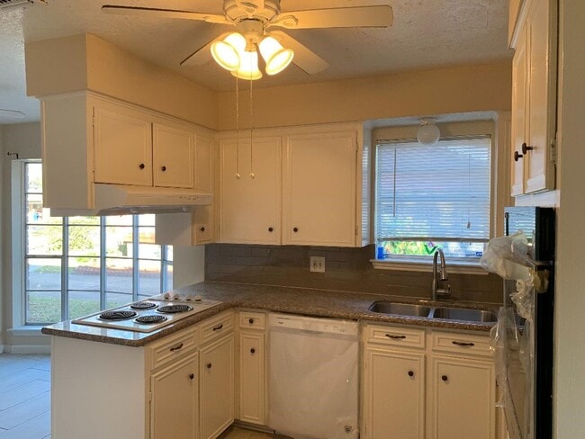 Foto del edificio - 13819 Piping Rock Ln