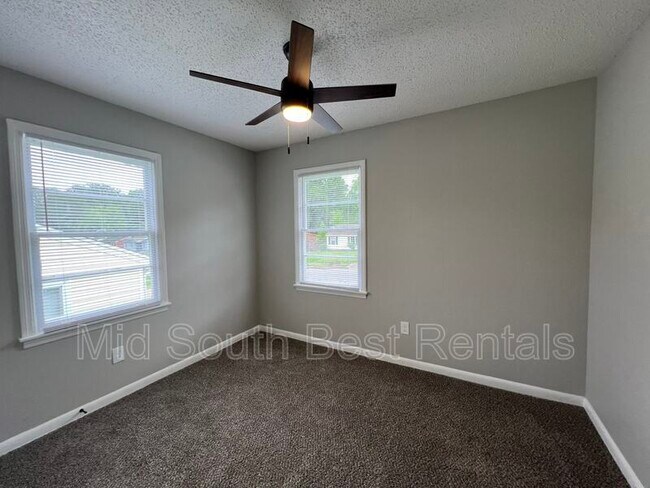 Foto del edificio - 302 Glencoe Rd