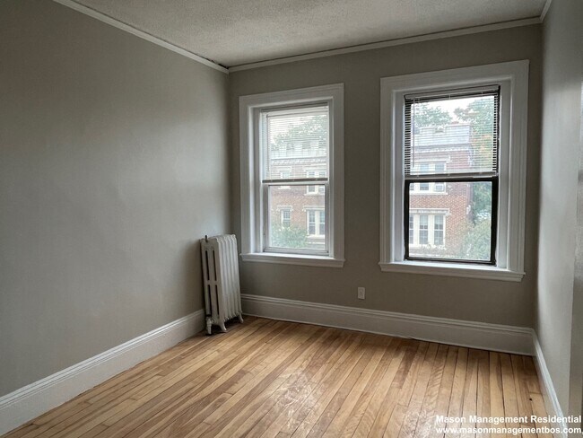 Building Photo - 10 Glenville Ave