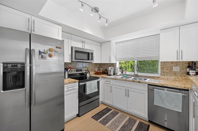 Foto del edificio - 811 Capri St