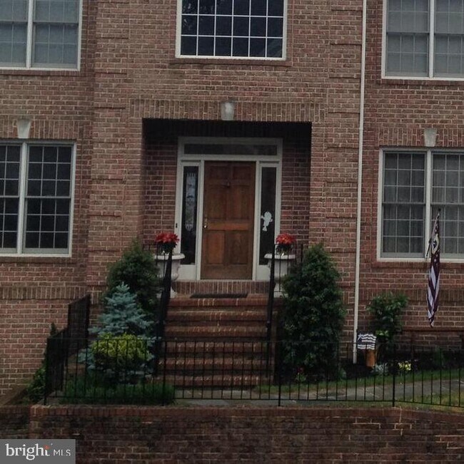 Building Photo - 10200 Wrens Ct