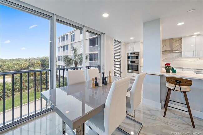 Building Photo - 669 NE Plantation Rd