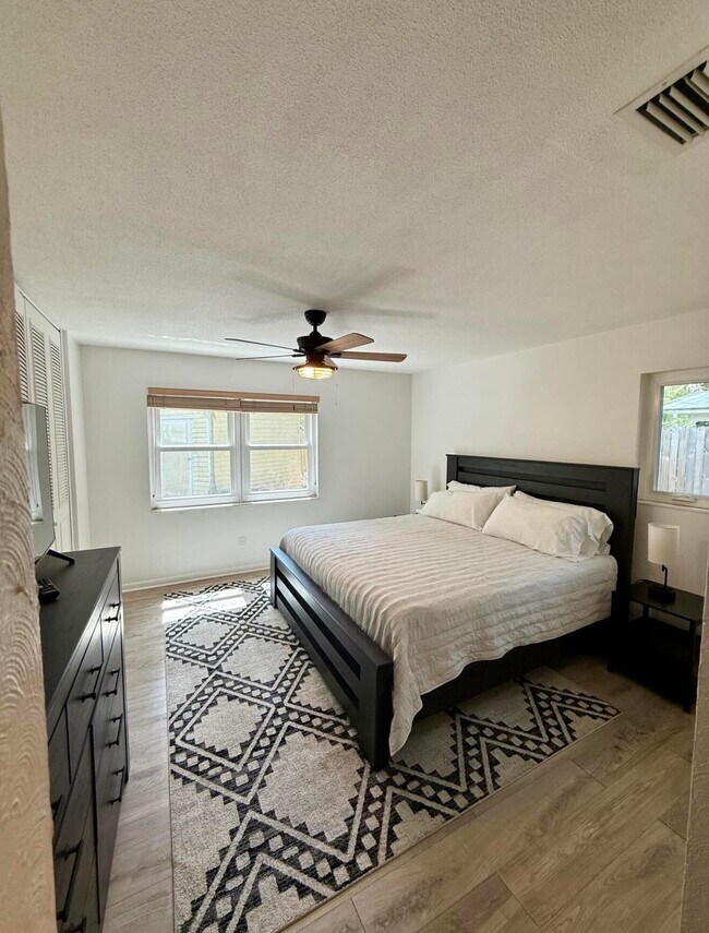 Foto del edificio - 511 SW N Riverpoint Dr