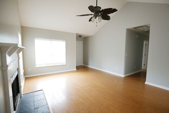 Foto del edificio - Available now. Beautiful fully renovated 3...