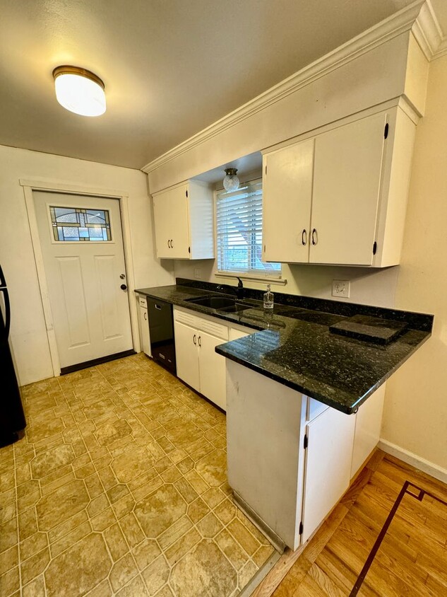 Foto principal - 3 Bedroom Home in West Valley! $200 off se...