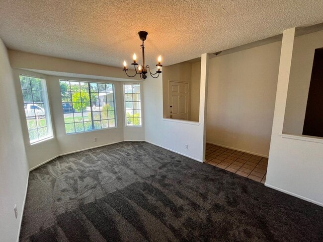 Building Photo - Single-story in Van Nuys w/3+2, bonus room...