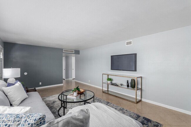 Foto del edificio - 8117 E Lewis Ave