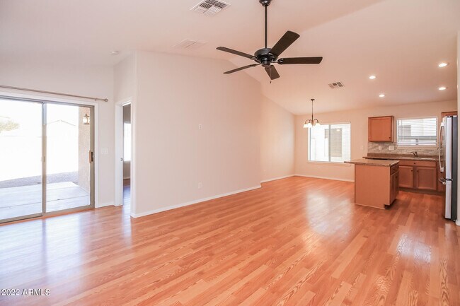 Foto del edificio - 1366 E Ryan Rd
