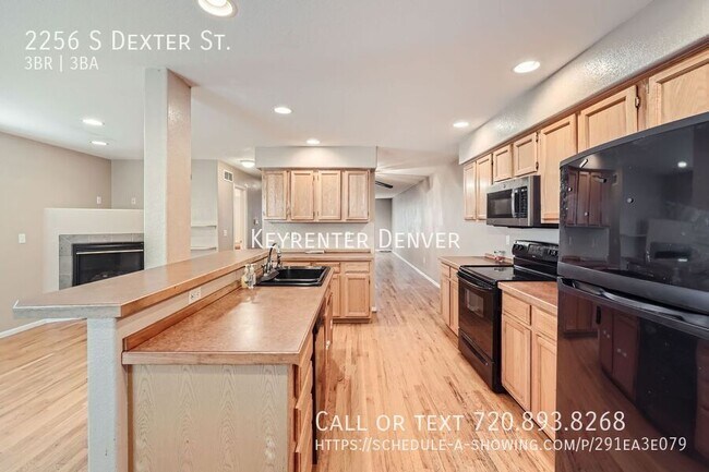 Foto del edificio - Charming 3-Bed Townhouse with Vaulted Ceil...