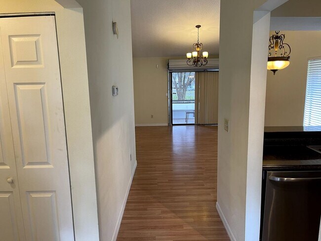 Building Photo - 2/2 End Unit Villa in Temple Terrace