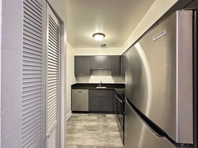 Foto del edificio - 3825 N Pine Grove Ave