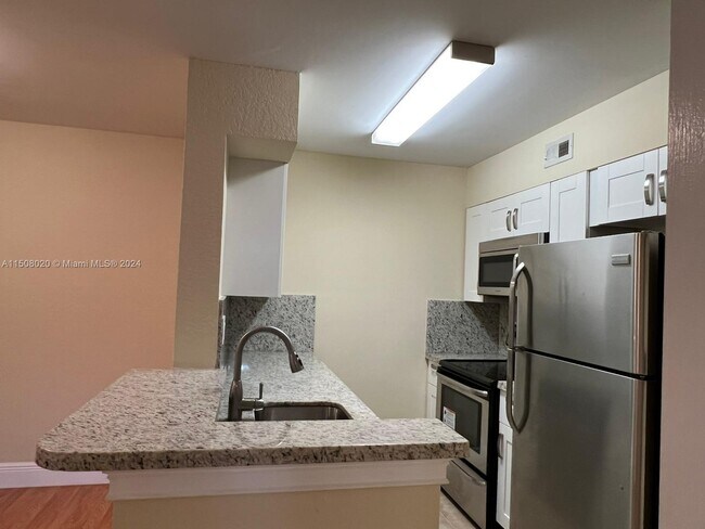 Foto del edificio - 2831 N Oakland Forest Dr