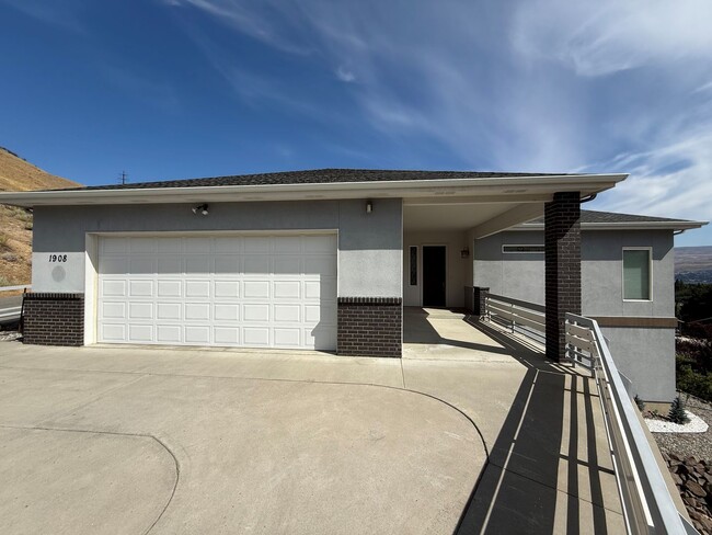 Building Photo - Now renting 3 bedroom House